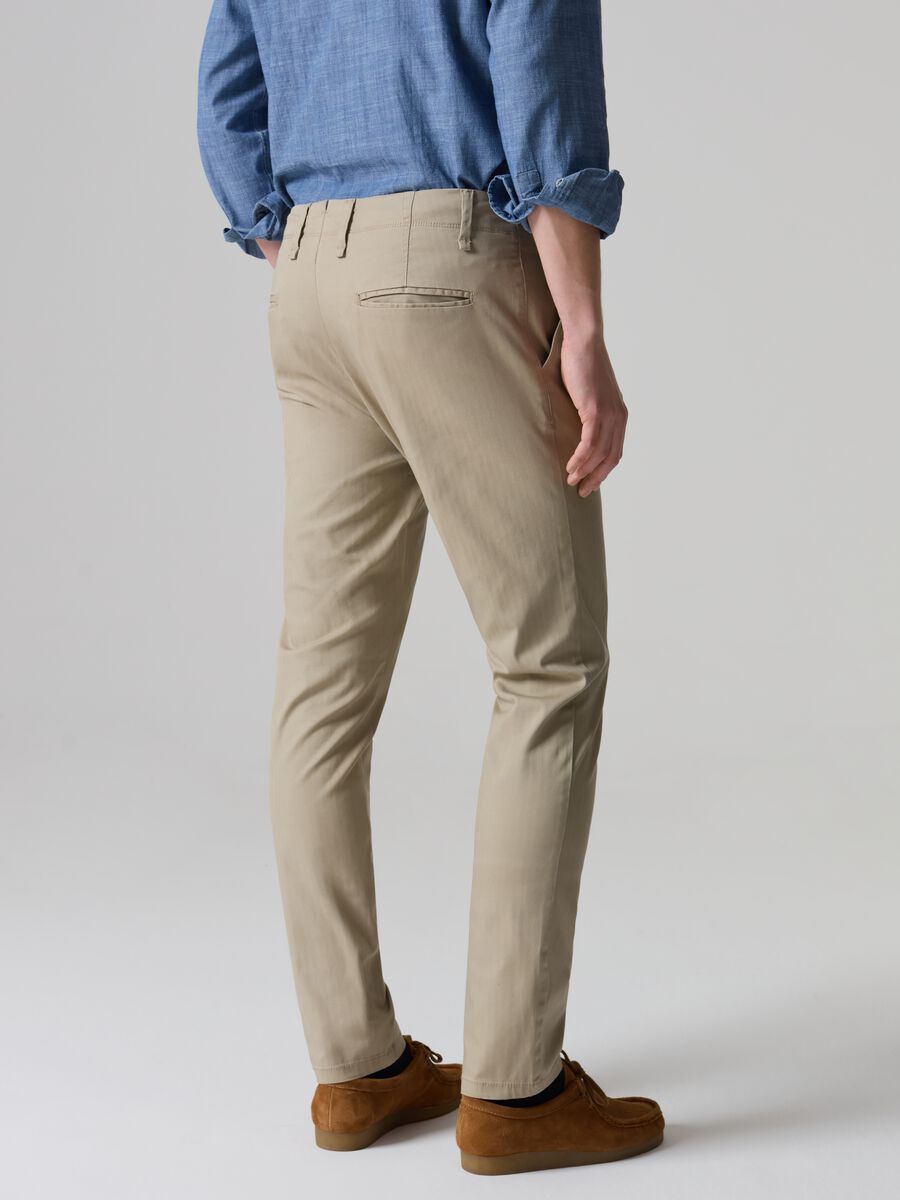 Pantalone chino slim fit in cotone stretch_2