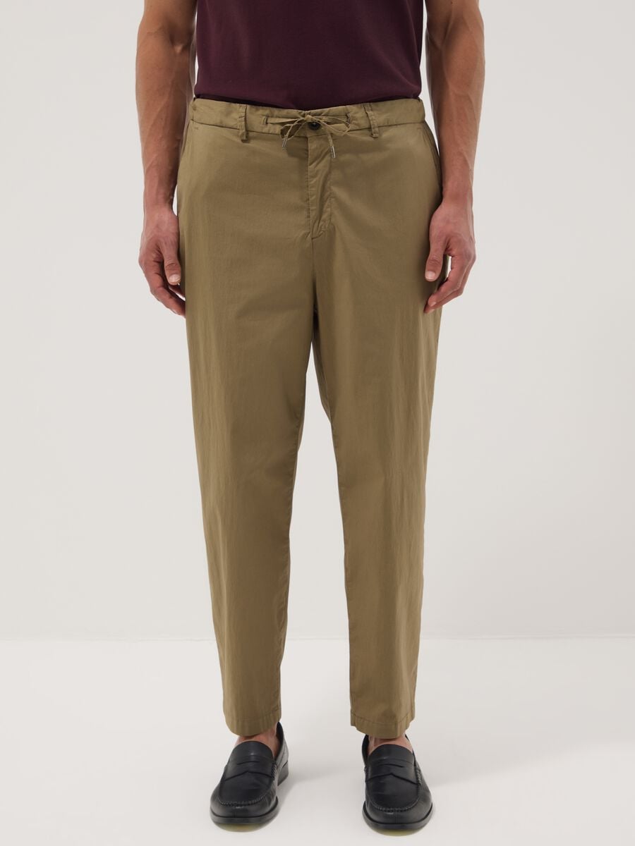 Pantaloni chino marroni in cotone elasticizzato carrot fit_1