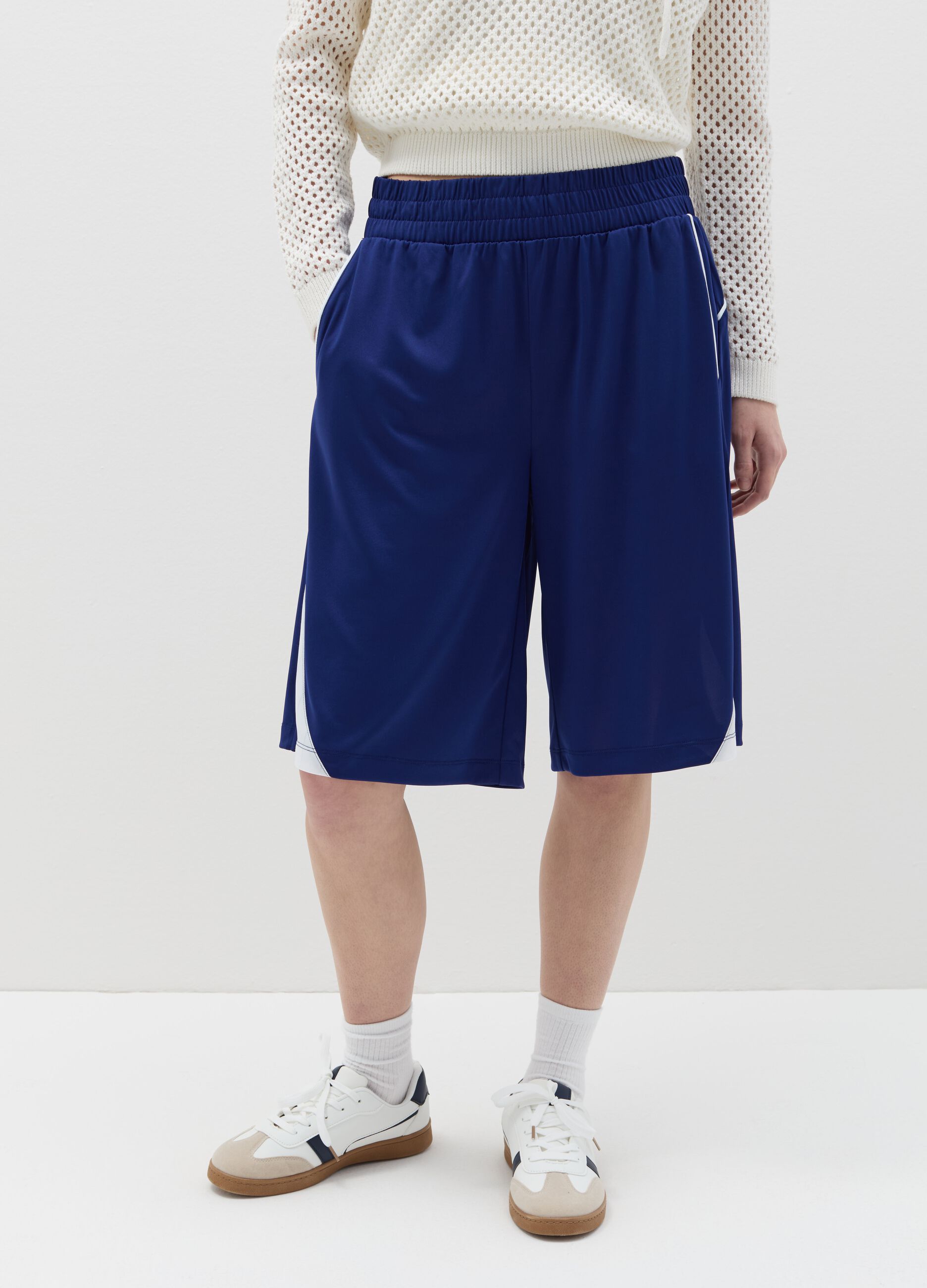 Bermuda joggers with contrasting piping