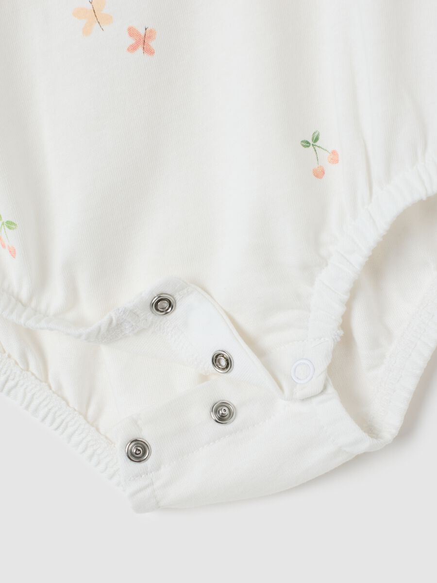 Newborn baby body in pure white cotton with ruffles_2