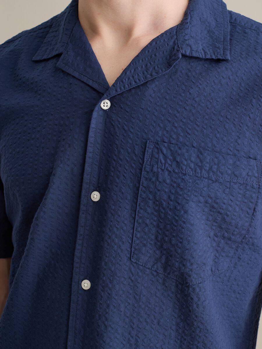 Short-sleeve blue seersucker shirt_2