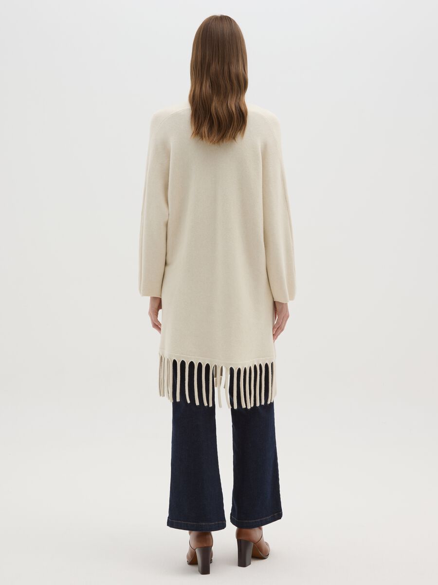 Cardigan lungo beige chiaro con frange sul fondo_2