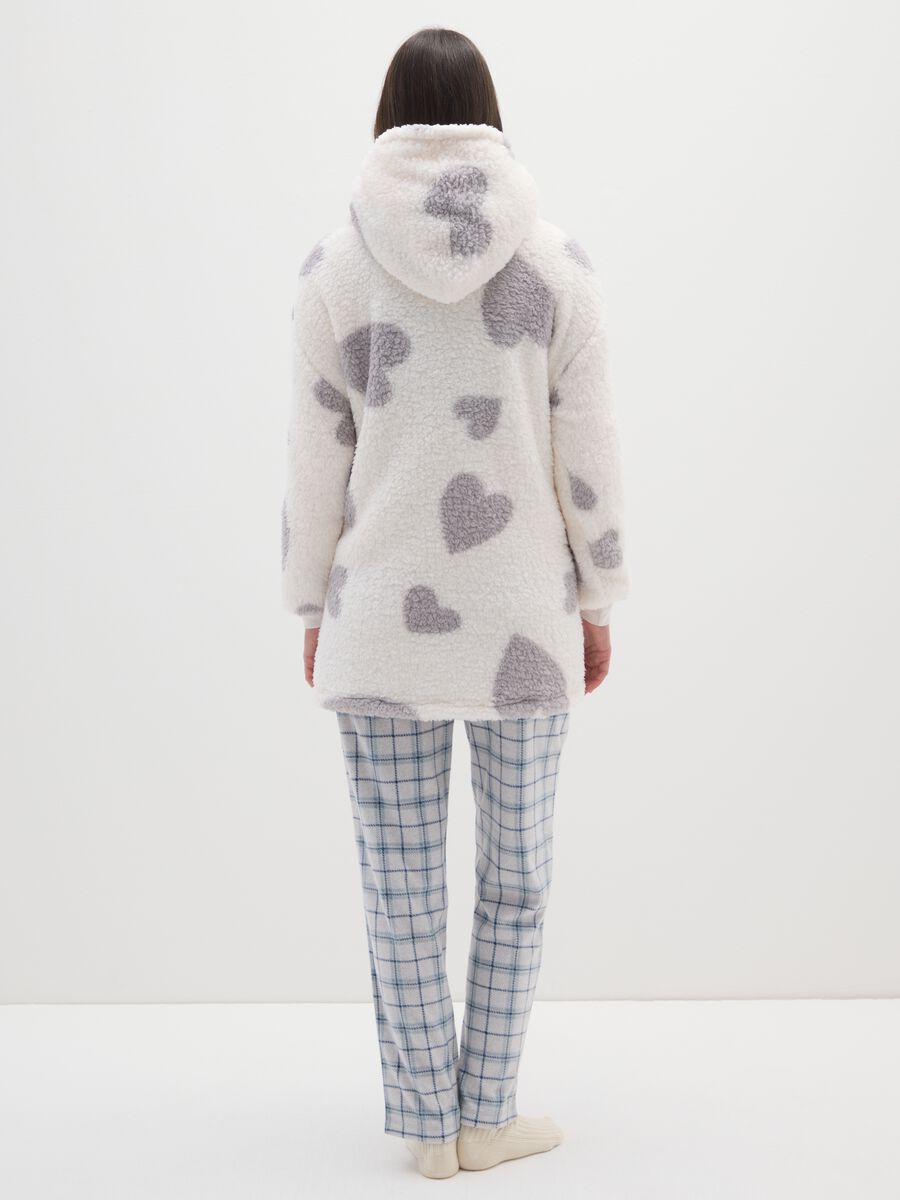 White Sherpa Dressing Gown with Grey Hearts_3