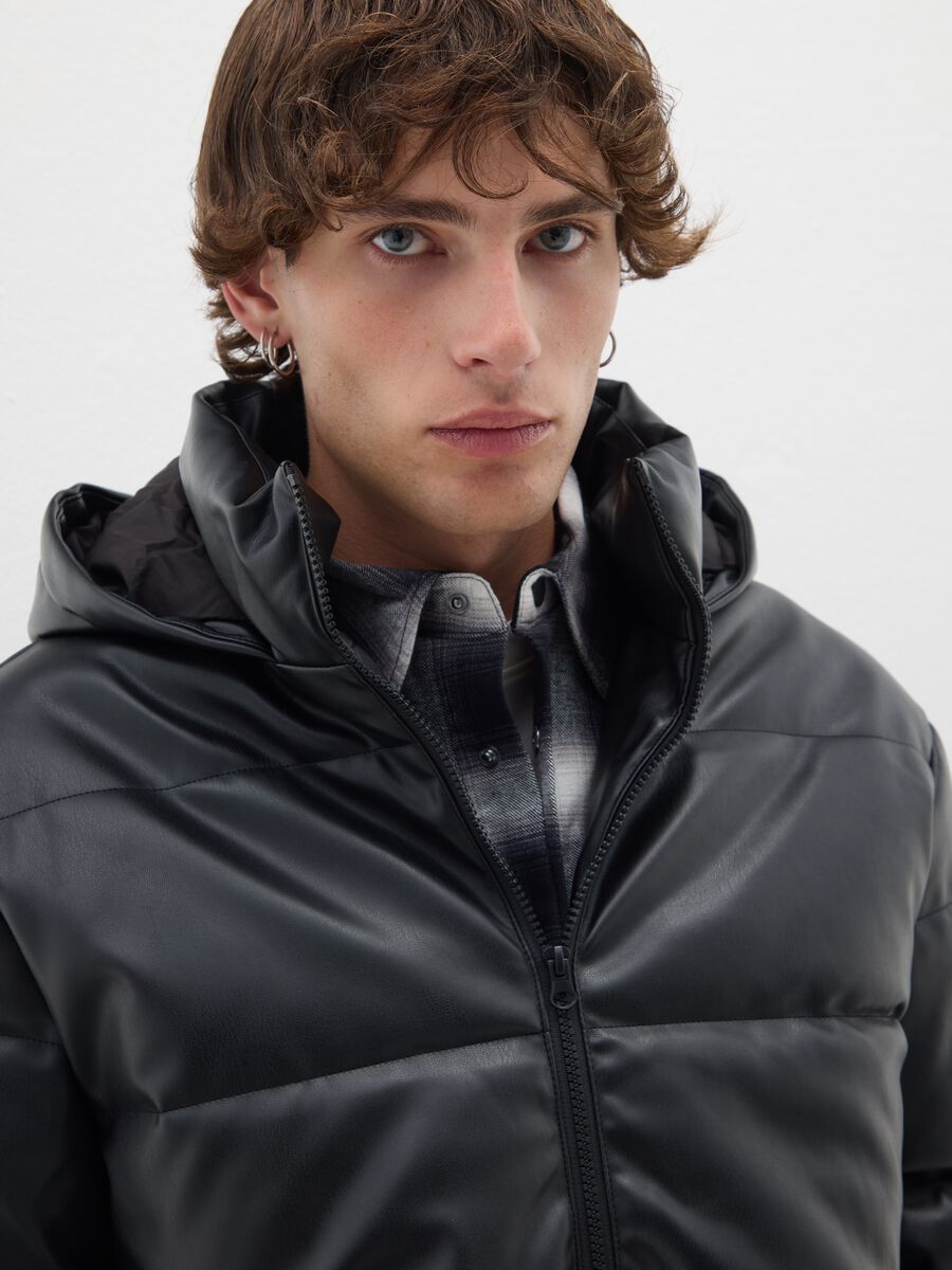 Giubbotto nero vestibilità over con zip_4