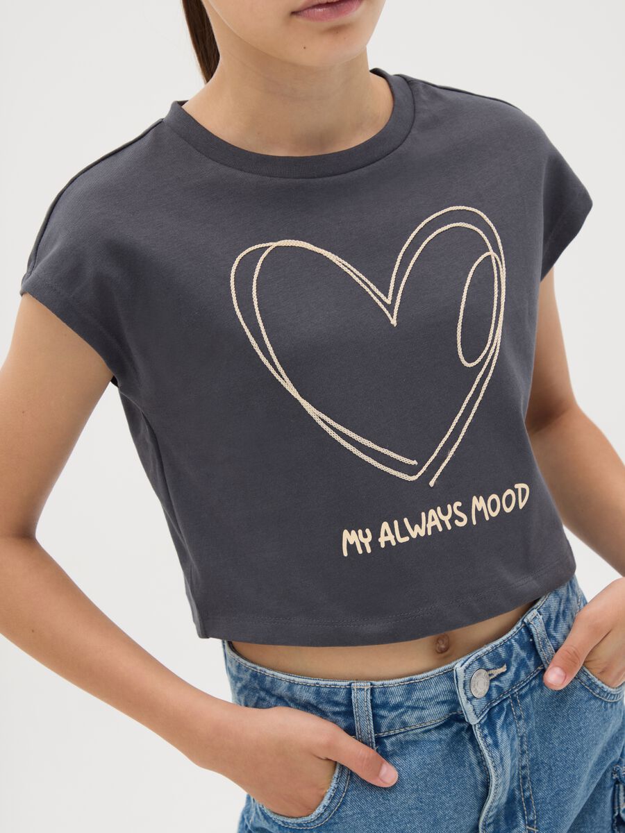 T-shirt da ragazza in puro cotone nero fitted con stampa cuore_2