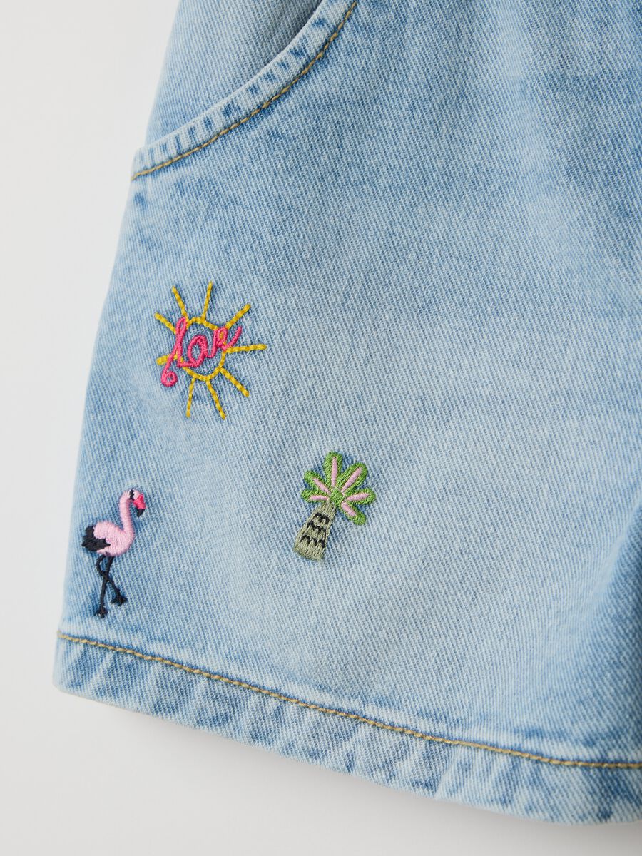 Denim shorts with tropical embroidery_3