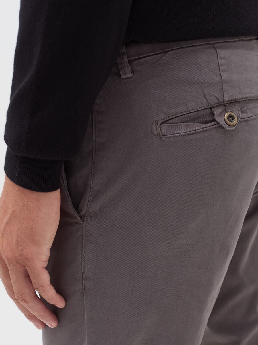 Pantaloni chino in cotone stretch tinta unita_3