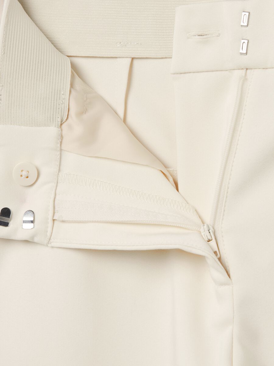 Chino trousers with pockets_5