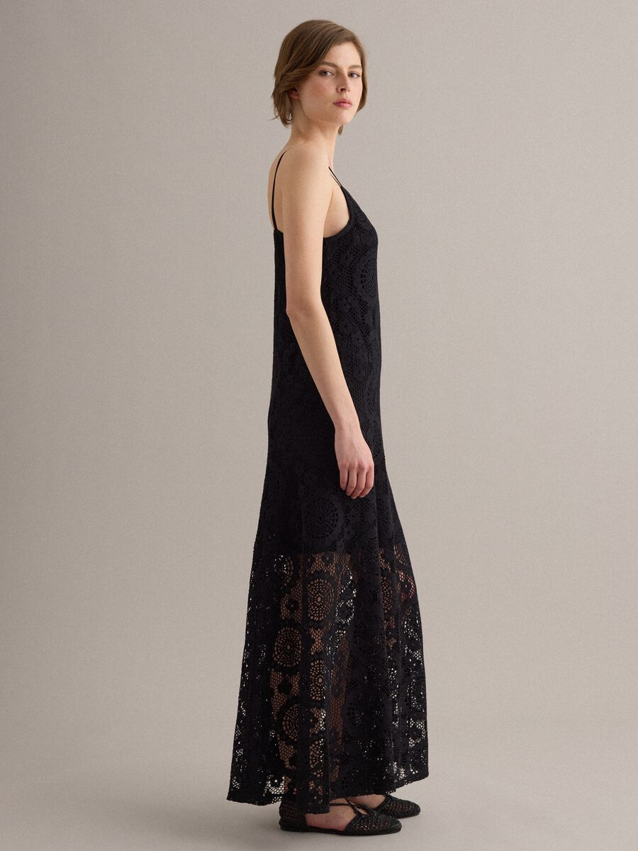 Abito nero lungo in crochet con scollo a V regular fit_1