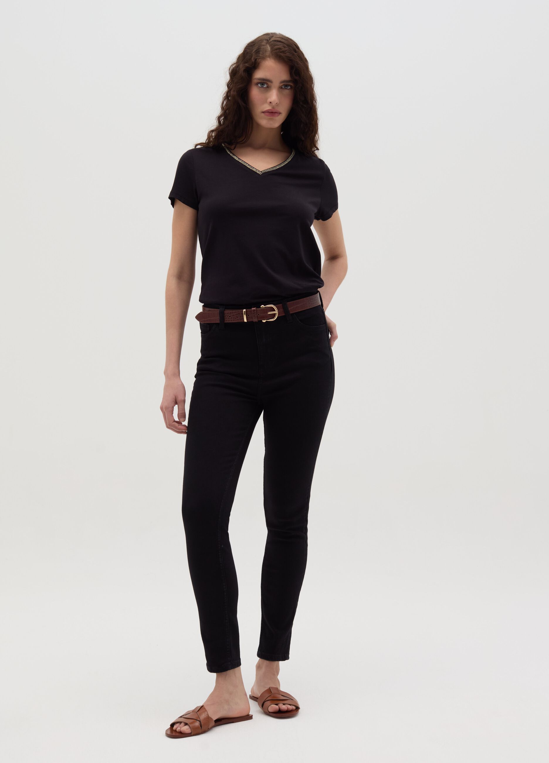 T-shirt with V neck and application