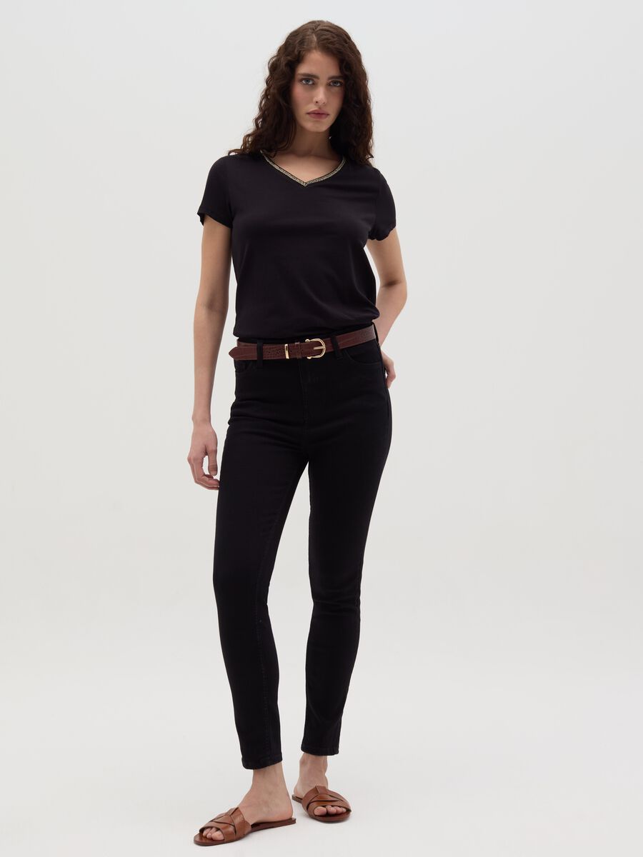 T-shirt with V neck and application_3