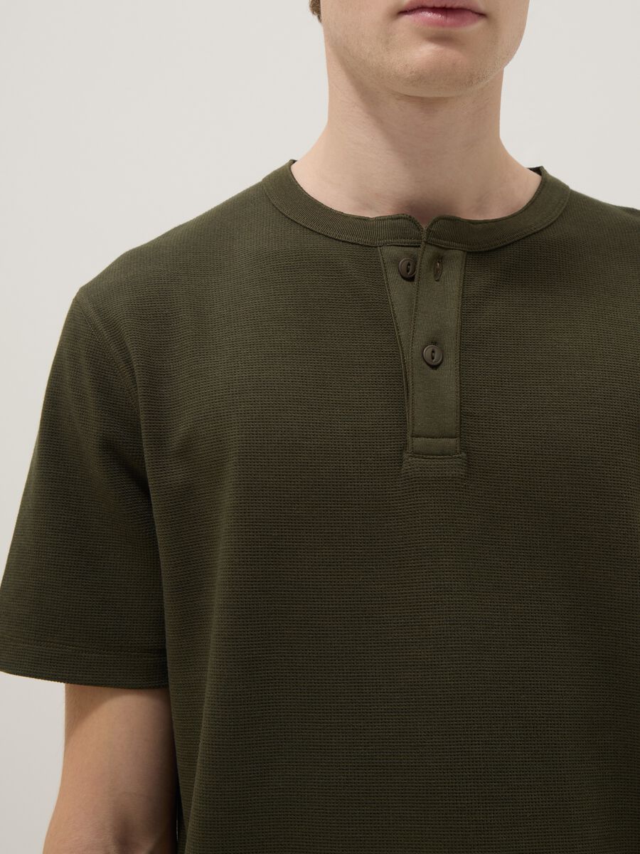 T-shirt a maniche corte verde regular fit con collo serafino_3