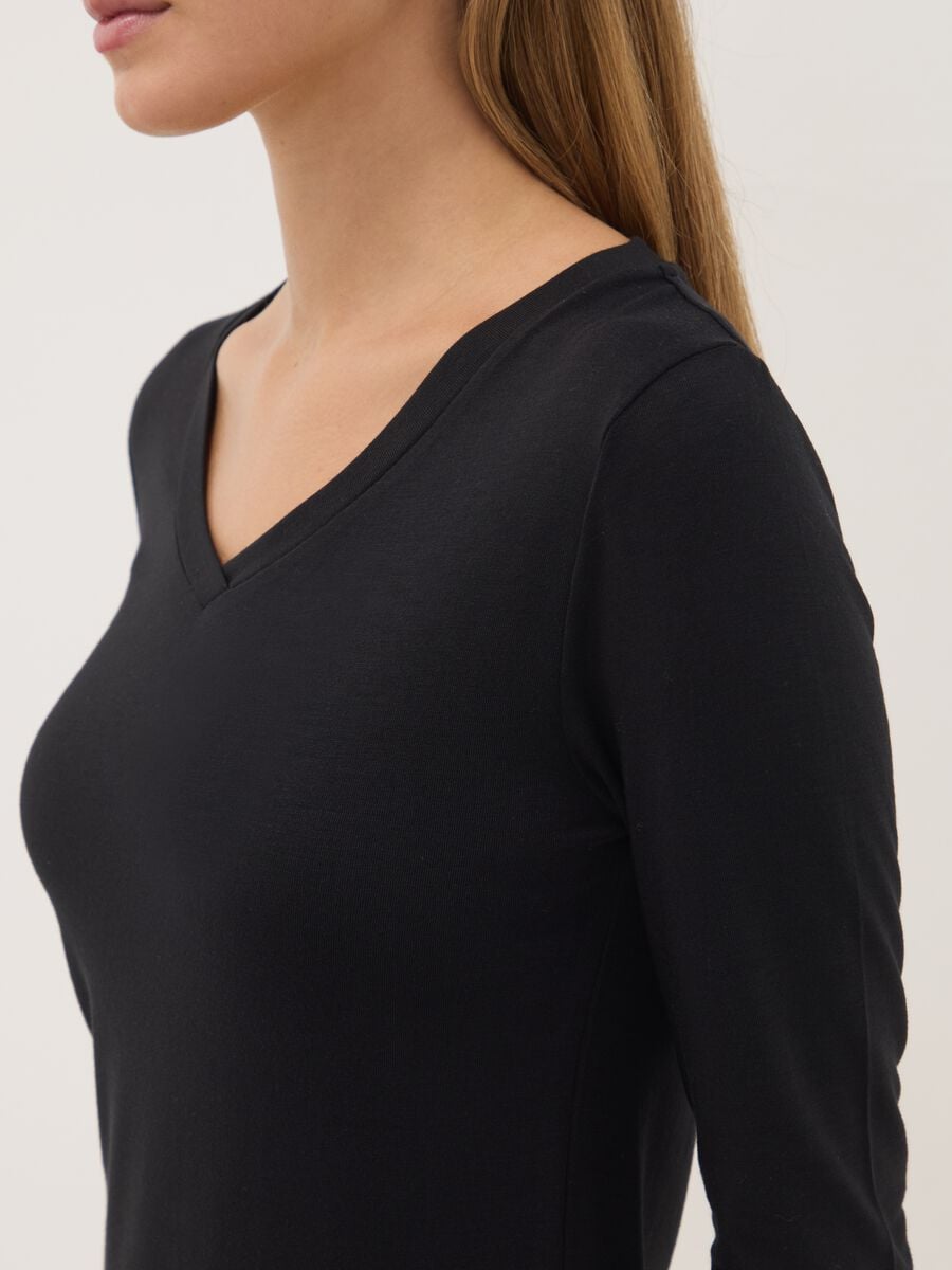 T-shirt nera in modal elasticizzato con girocollo regular fit_2