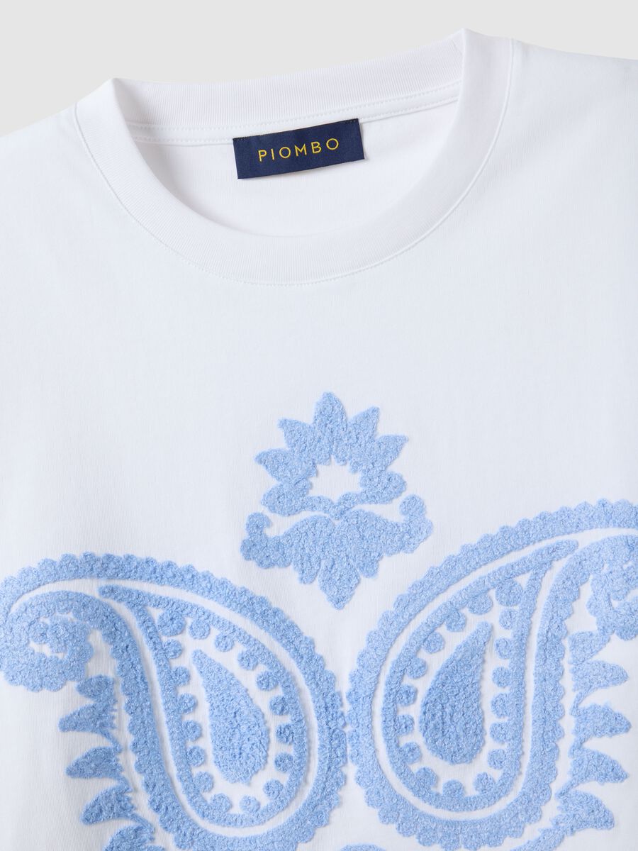 T-shirt in puro cotone bianca relaxed fit con motivo paisley_5