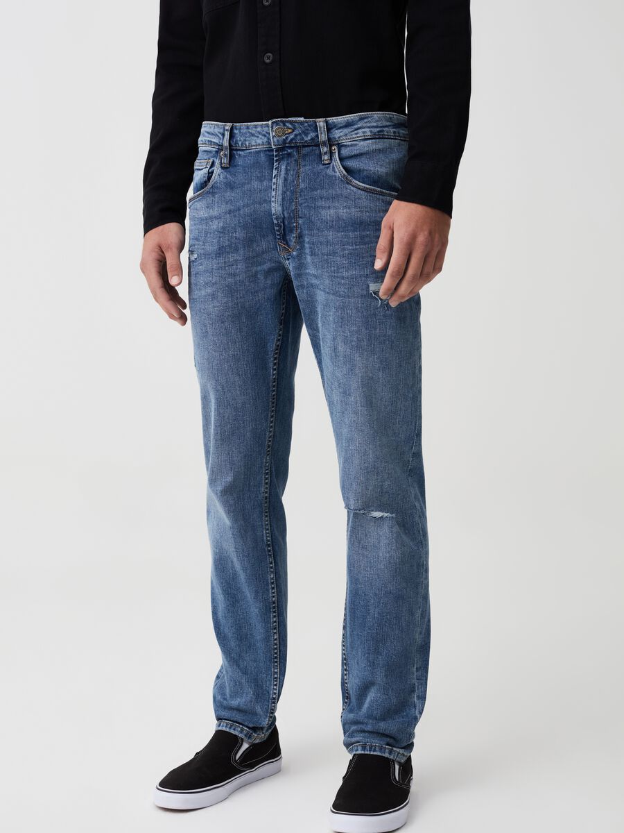 Jeans slim fit con abrasioni e scoloriture_1