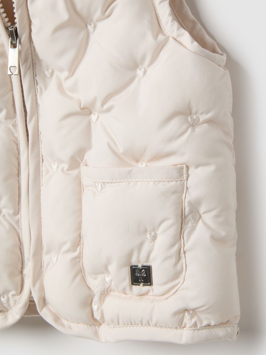White padded regular fit gilet with hood for girl_3