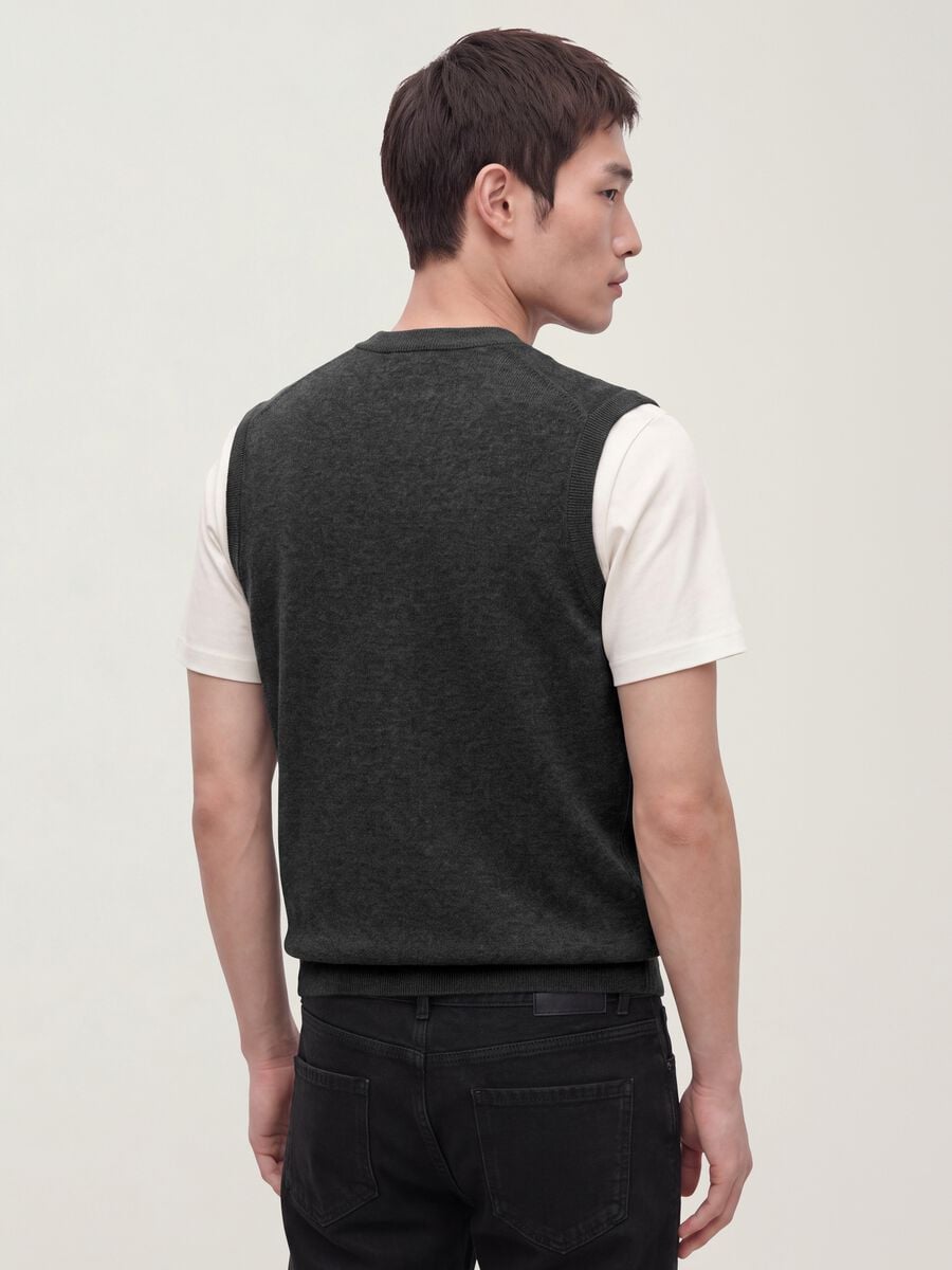 Grey viscose-blend waistcoat with deep V-neck regular fit_3