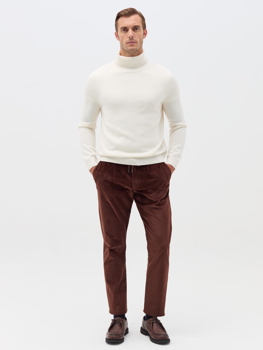 Chino jogger trousers in corduroy_1