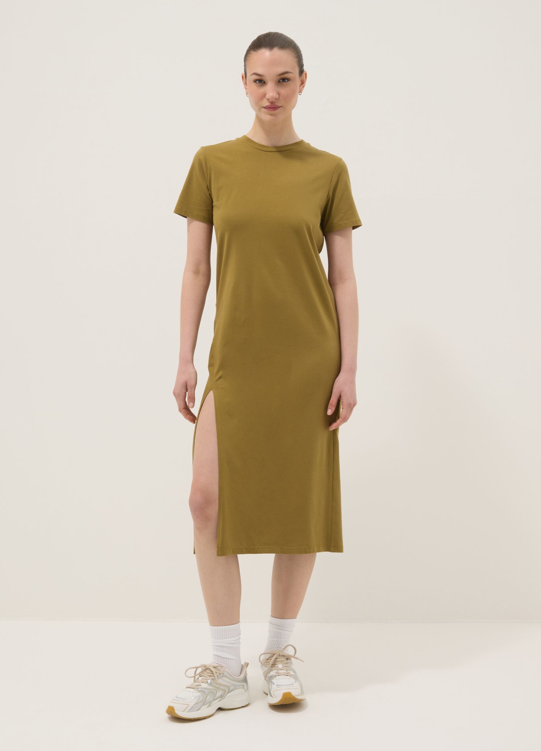 Abito midi verde in cotone elasticizzato con spacco laterale