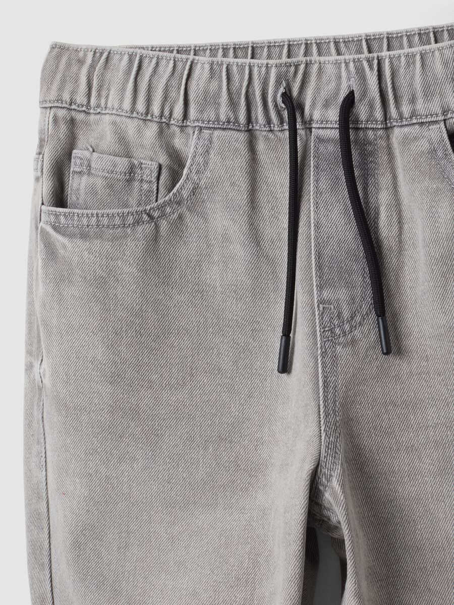 Grey jog denim in a cotton and viscose blend, relaxed fit for boys_1
