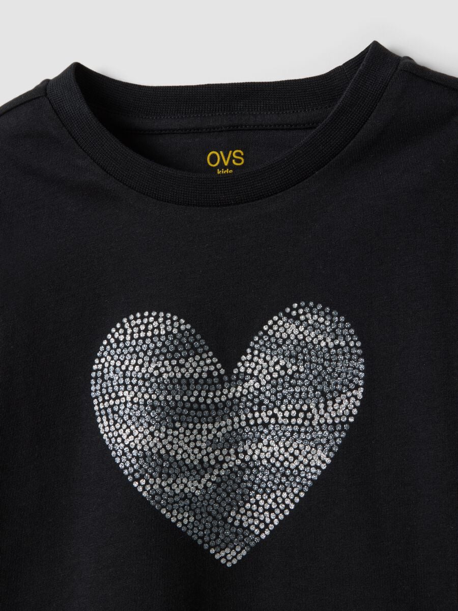 T-shirt nera in puro cotone organico con stampa cuore per bambina_3