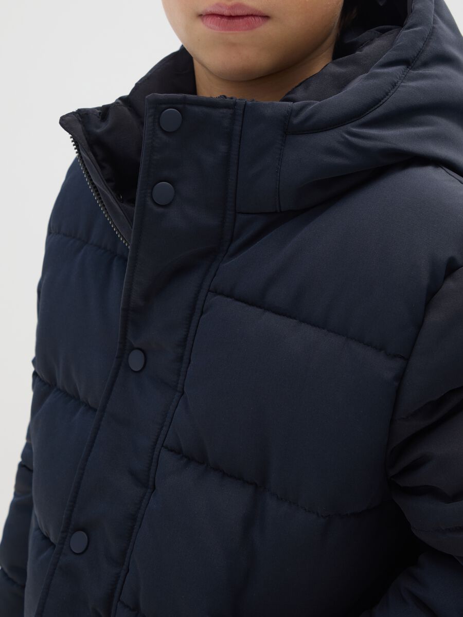 Giacca imbottita blu da ragazzo regular fit con zip e cappuccio_2