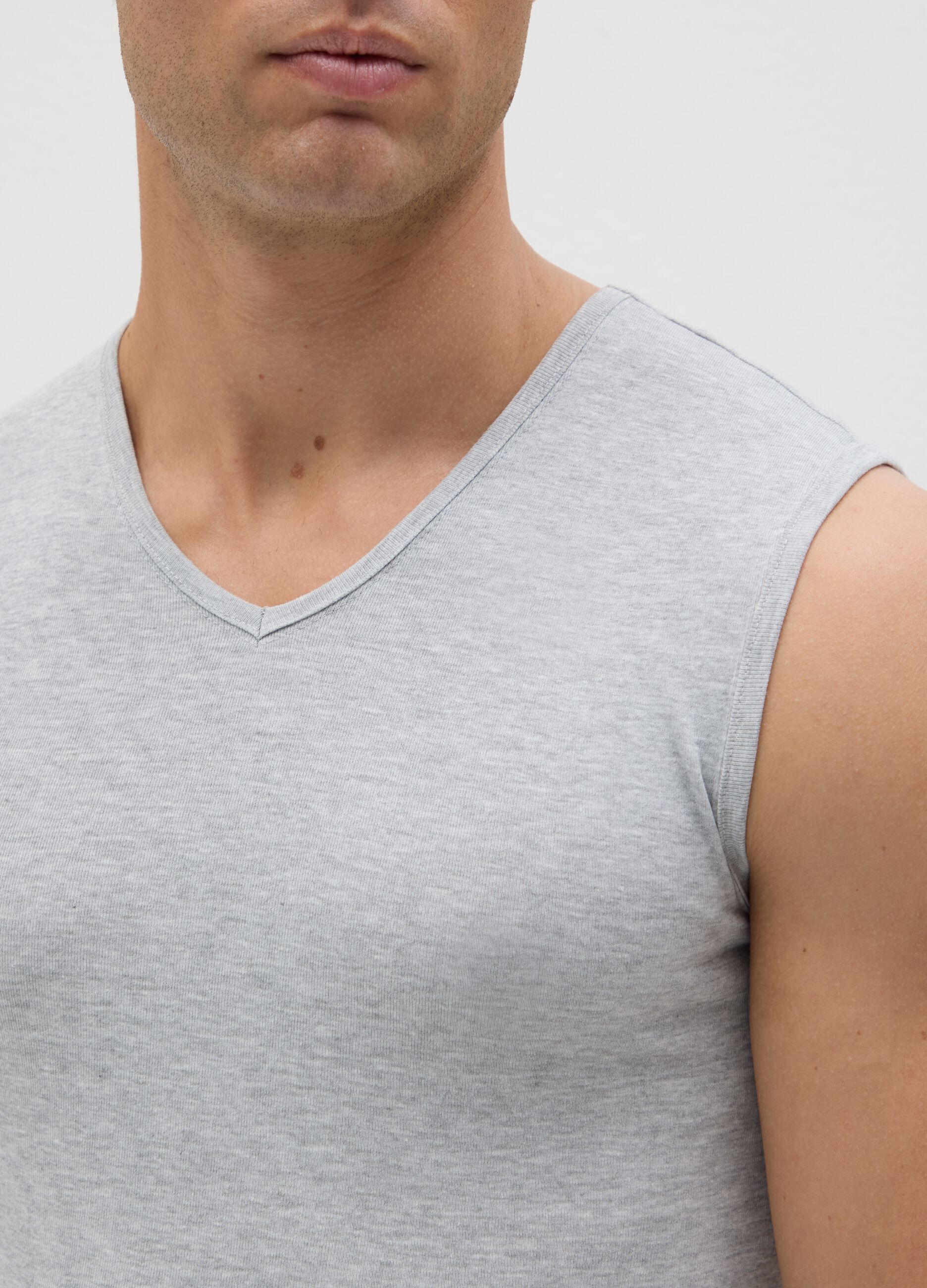 Grey vest in cotton with V neck