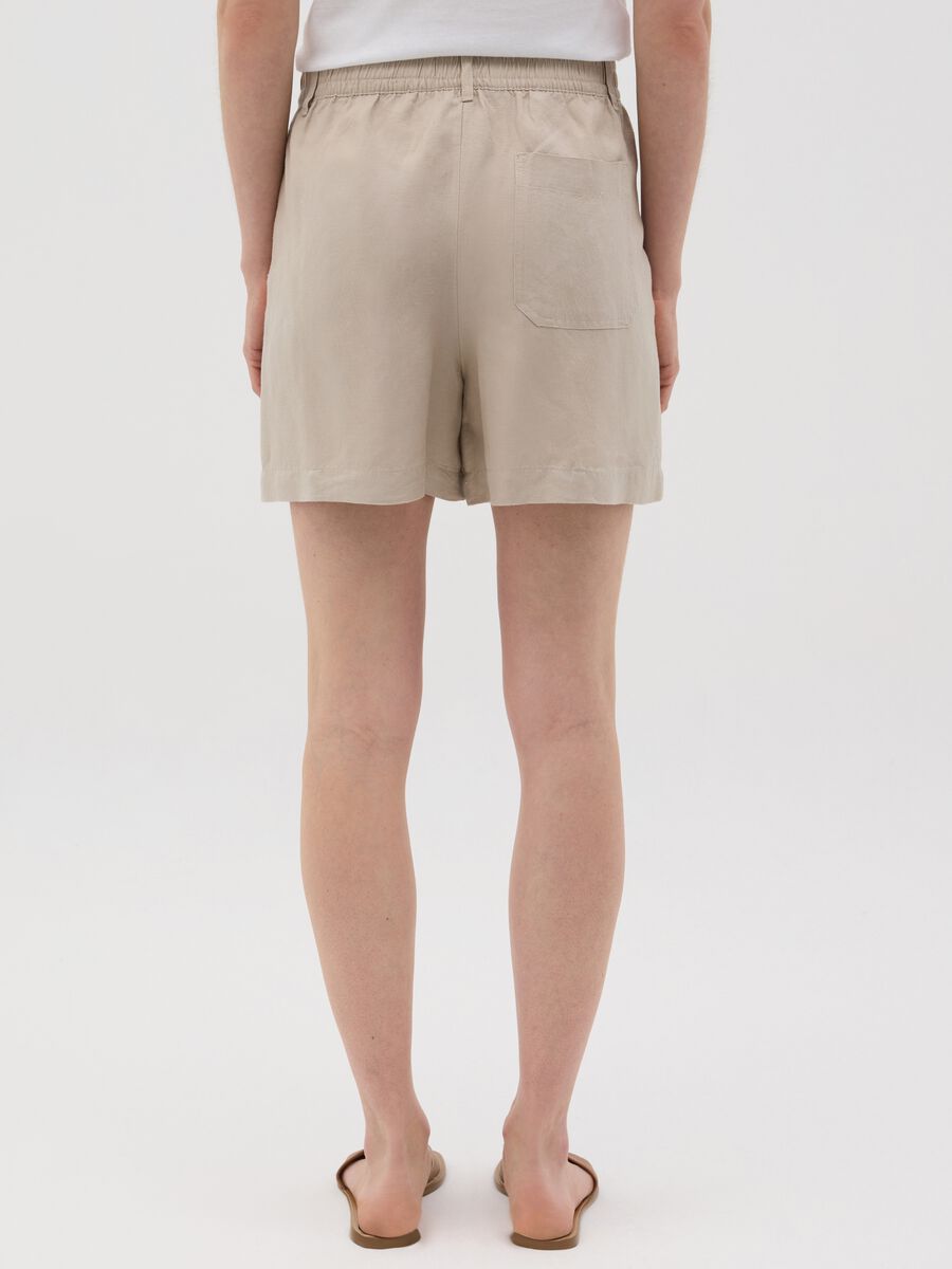 Women's beige regular-fit shorts in linen blend_2