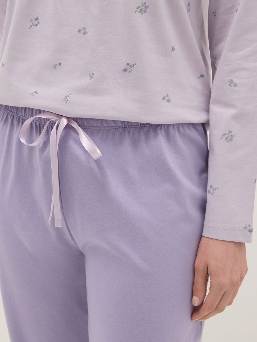 Purple pure cotton pyjamas with serafino collar and floral pattern_3