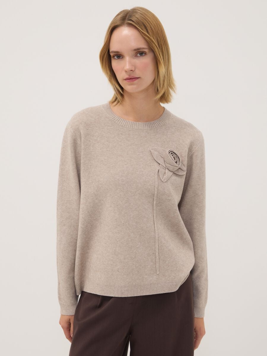 Sand viscose-blend top with appliqu&eacute; flower, regular fit_0