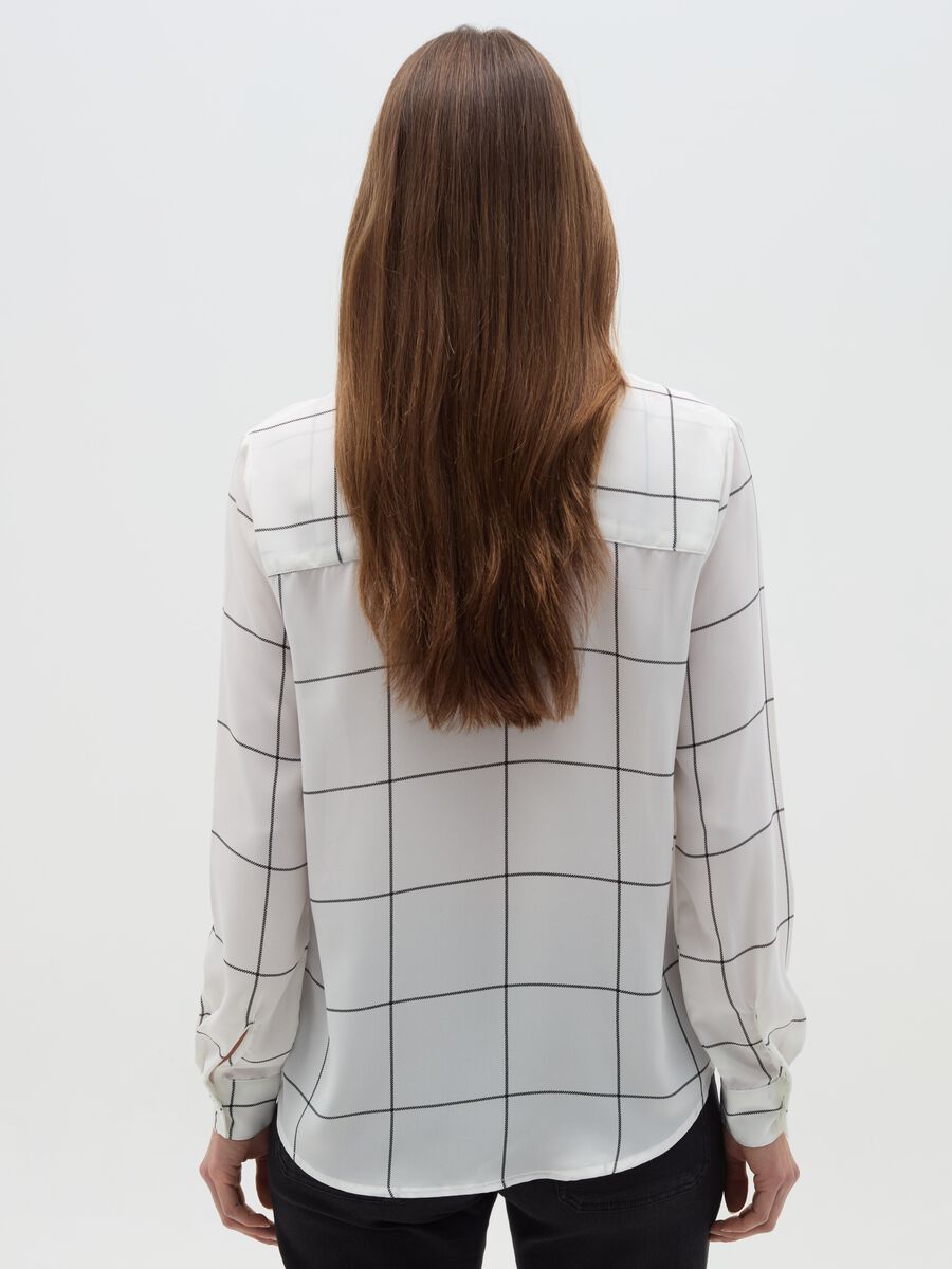 Shirt with all-over print._2