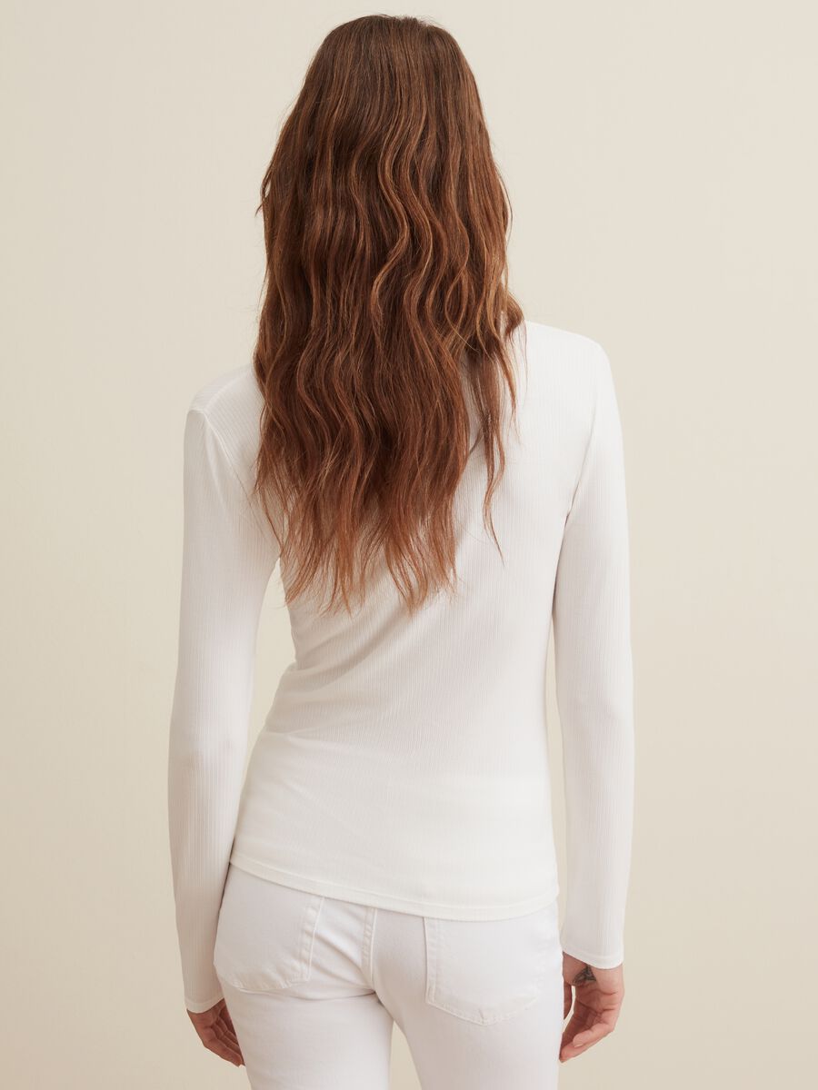 T-shirt a maniche lunghe con scollo a V_2