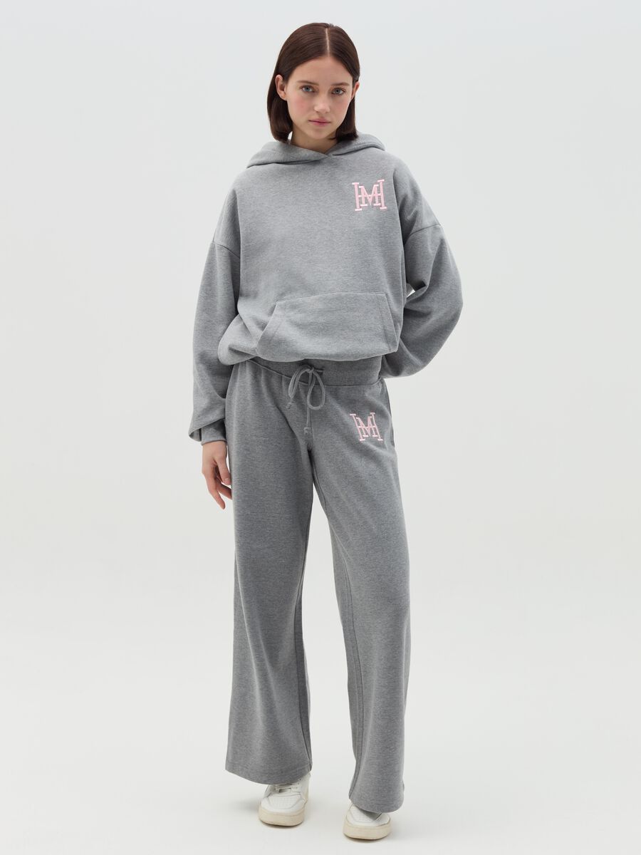 Sweatshirt with hood and pocket_1