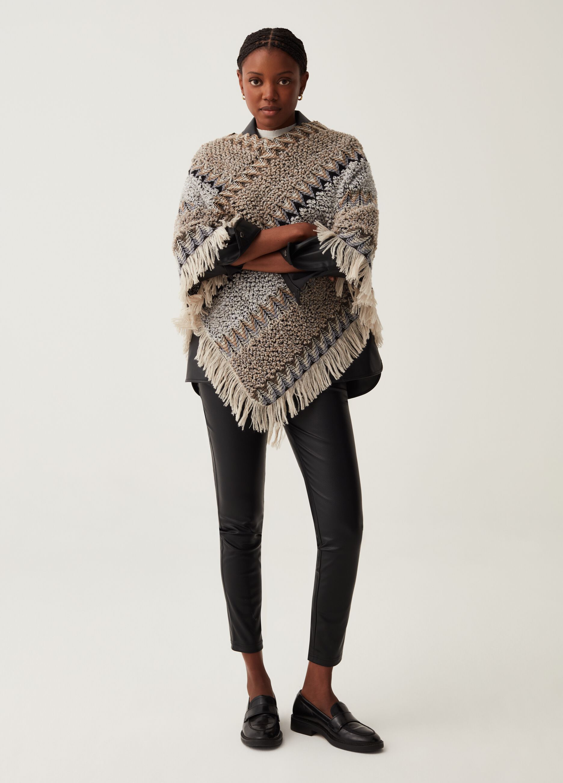 Poncho effetto boucle con motivo etnico_1
