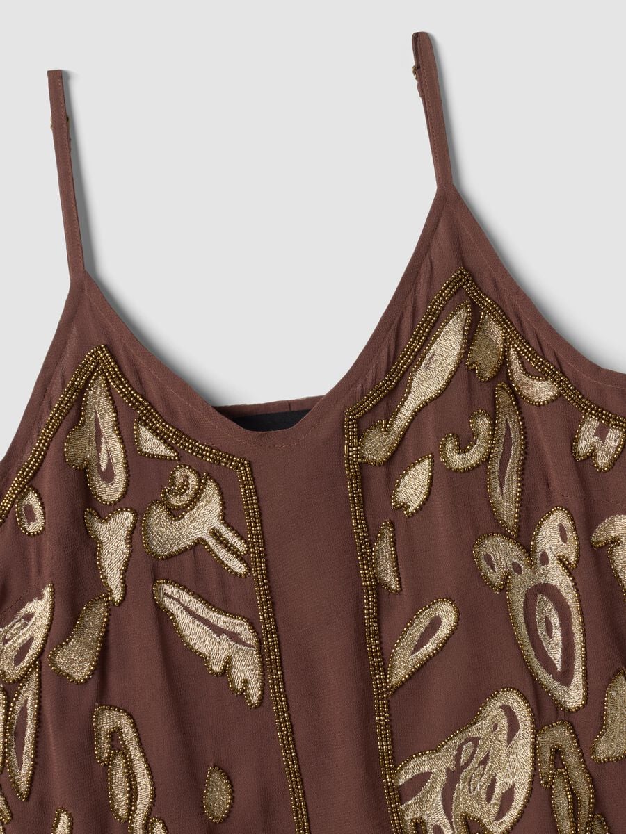 Top fitted marrone in pura viscosa con bretelle sottili e fantasia ricamata_5
