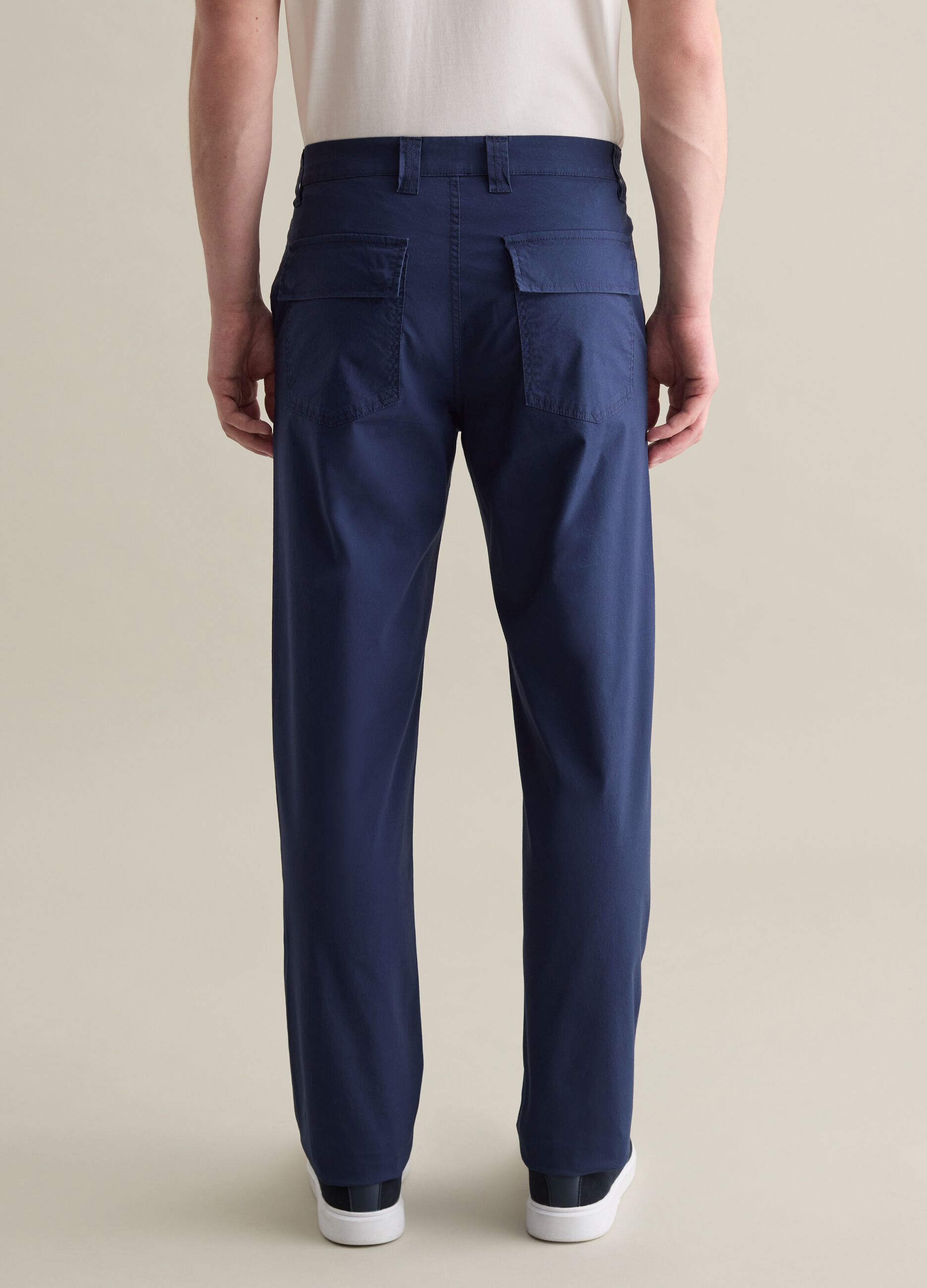 Blue chino trousers in stretch cotton with pockets