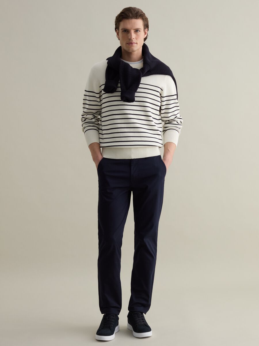 Slim-fit chinos in stretch twill_0