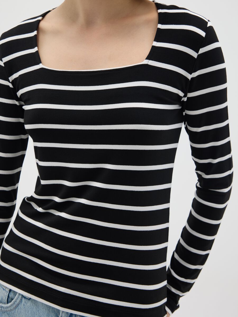 Black and white striped crew neck jumper_3