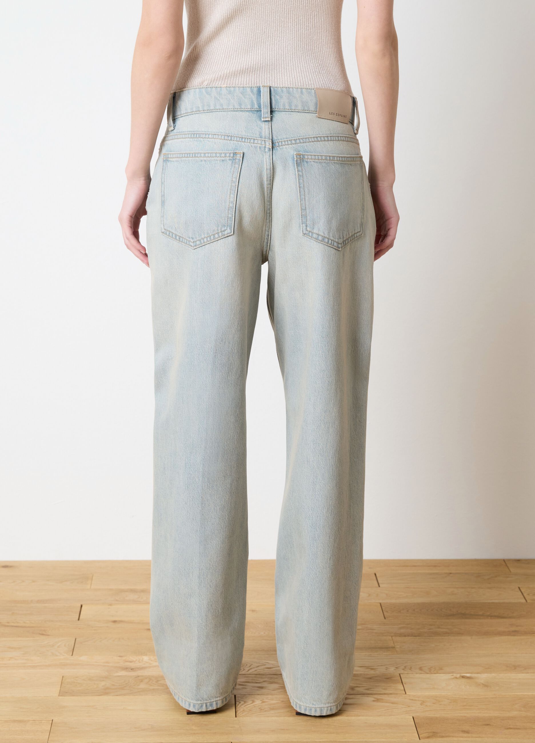 Wide-leg mid-rise jeans
