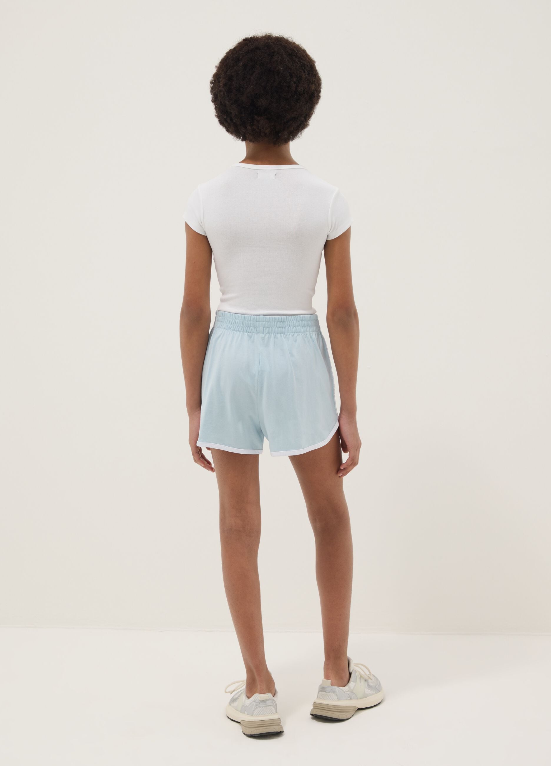 Shorts azzurri in puro cotone da ragazza slim fit con profili bianchi