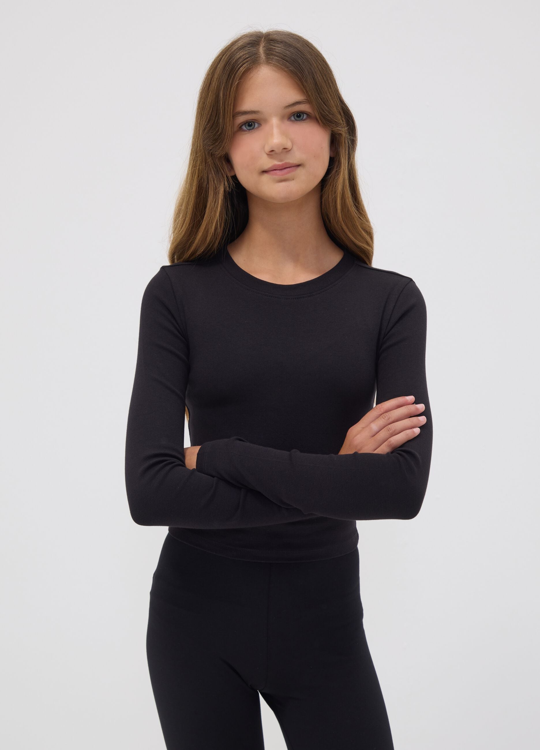 T-shirt nera in cotone organico elasticizzato con collo a costine per ragazza