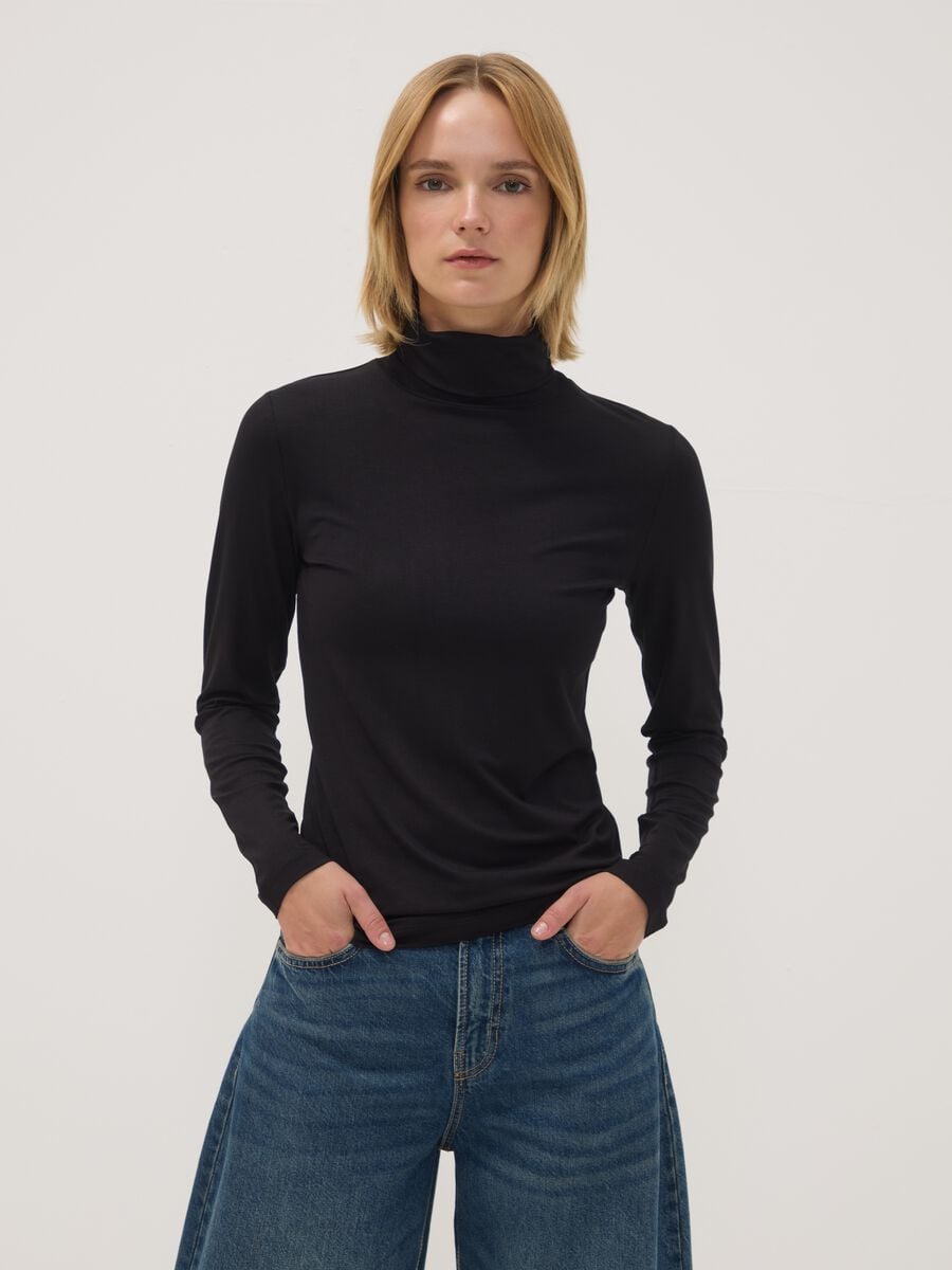 Maglia nera in viscosa elasticizzata con colletto rialzato regular fit_0