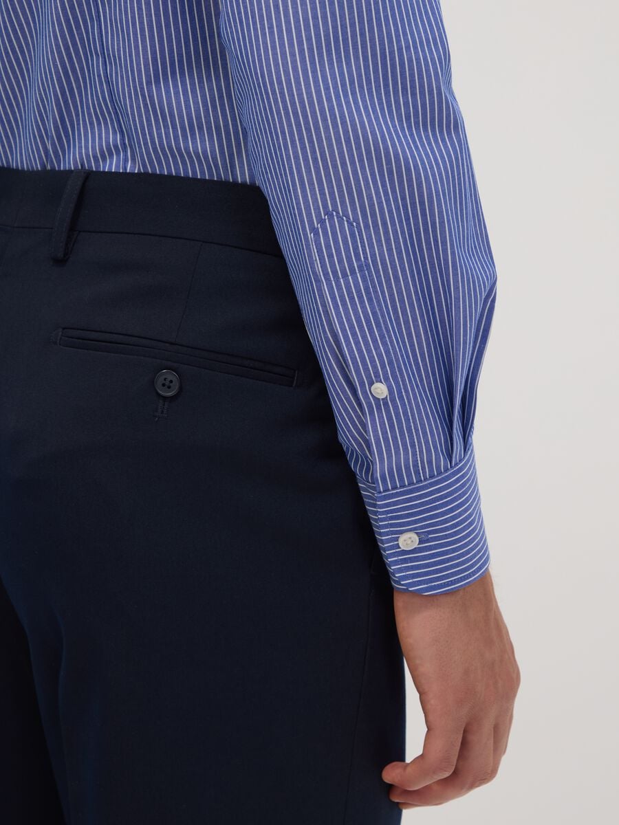 Camicia blu in misto cotone con collo botton down slim fit easy iron_2