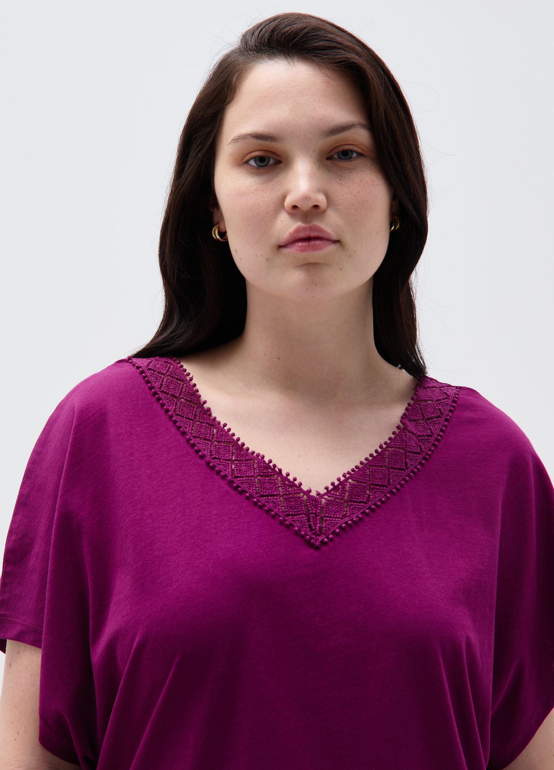 Curvy T-shirt with macramé insert