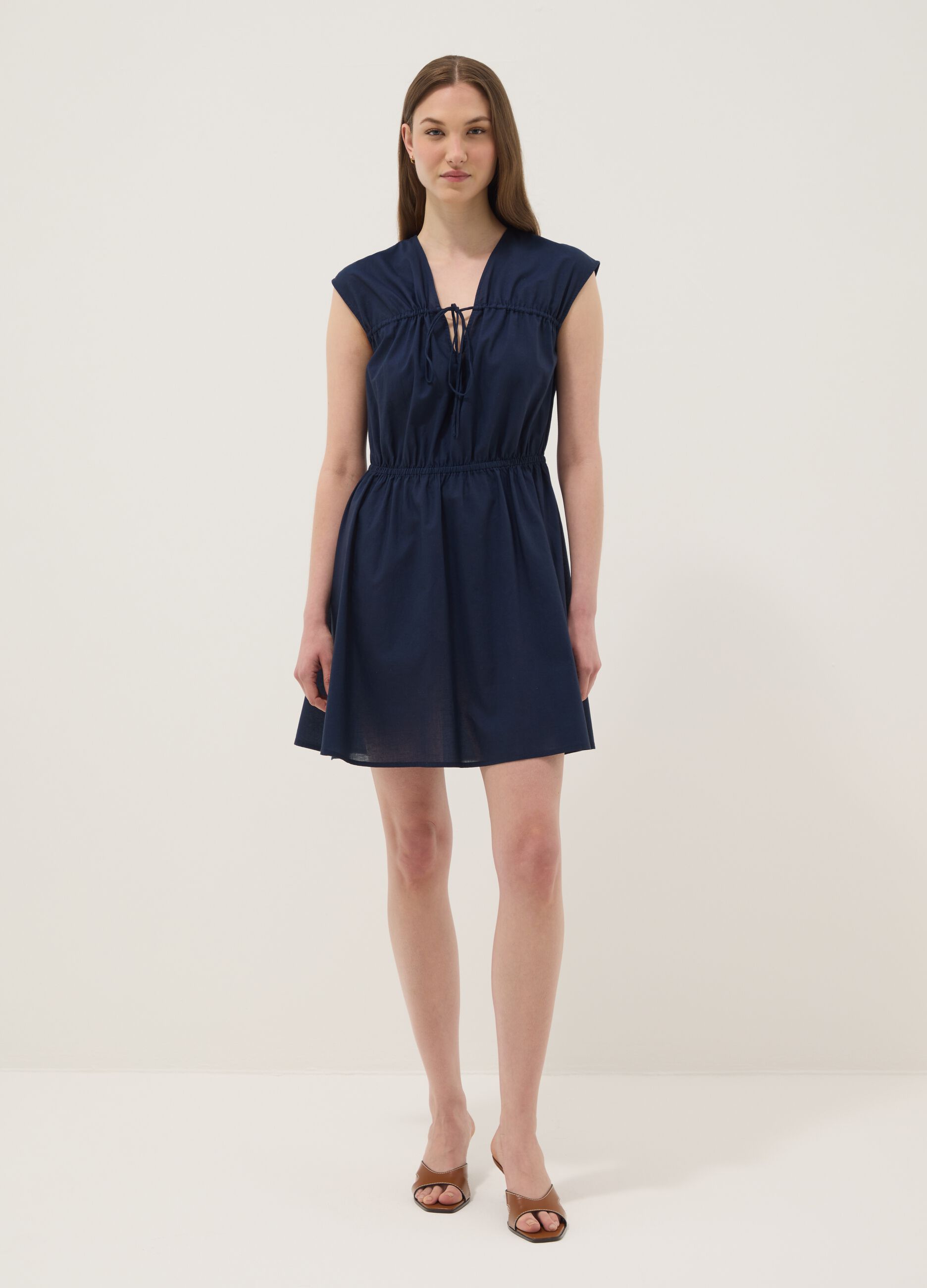 Abito blu in puro cotone con scollo a V