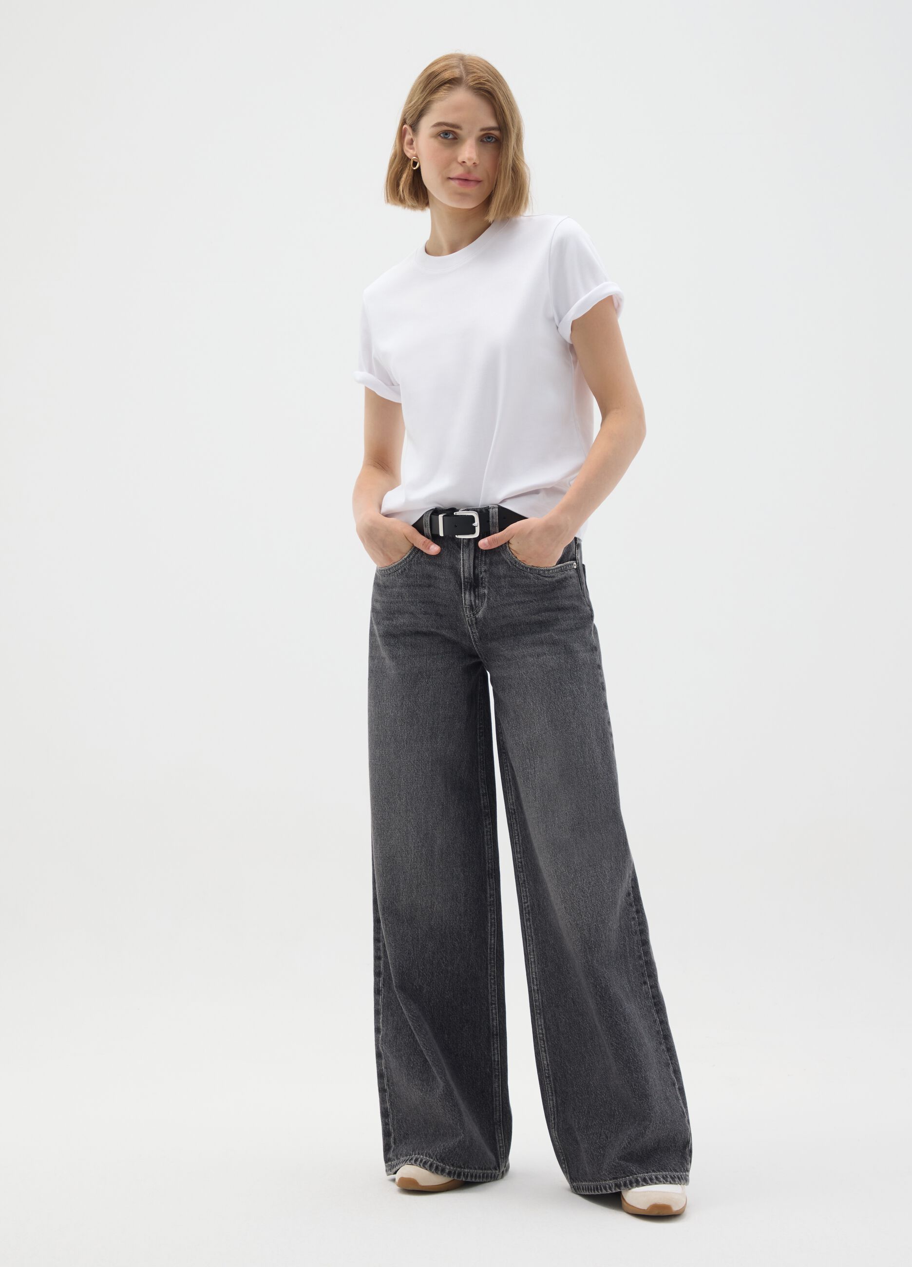 High-waisted grey wide jeans
