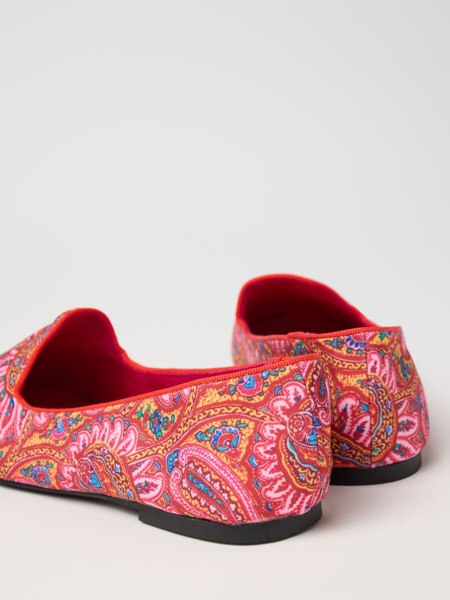 Pink slipper shoes with paisley pattern_1