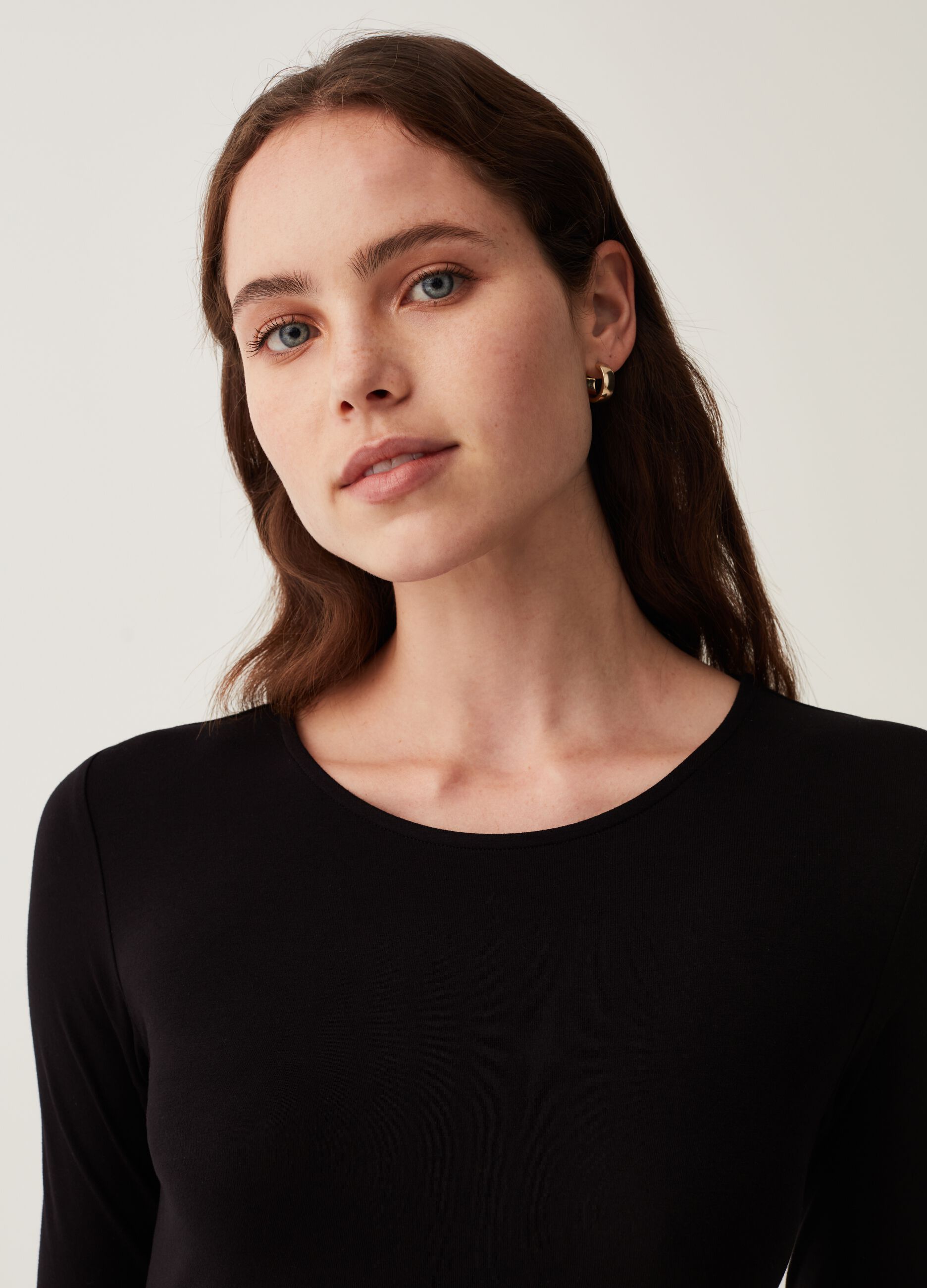 T-shirt in viscosa stretch con maniche lunghe_1