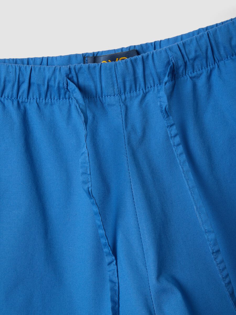 Shorts blu in cotone elasticizzato regular fit_1
