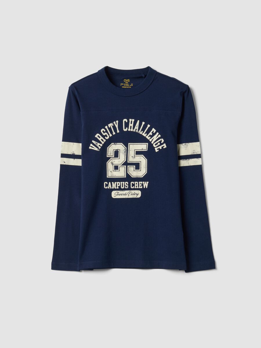 T-shirt blu in puro cotone organico con stampa college per ragazzo_0